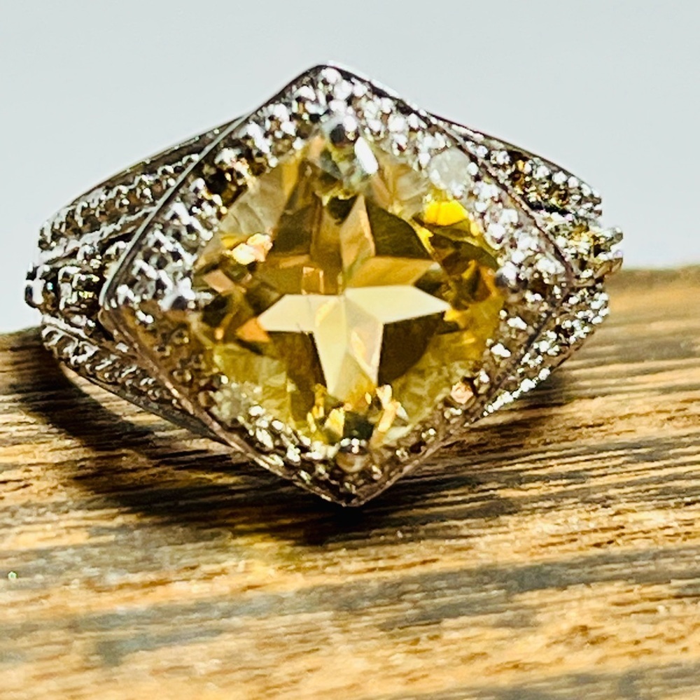 Radiant Elegance: 2.59 Carat Citrine and Diamond White Gold Ring - Picture 6 of 14